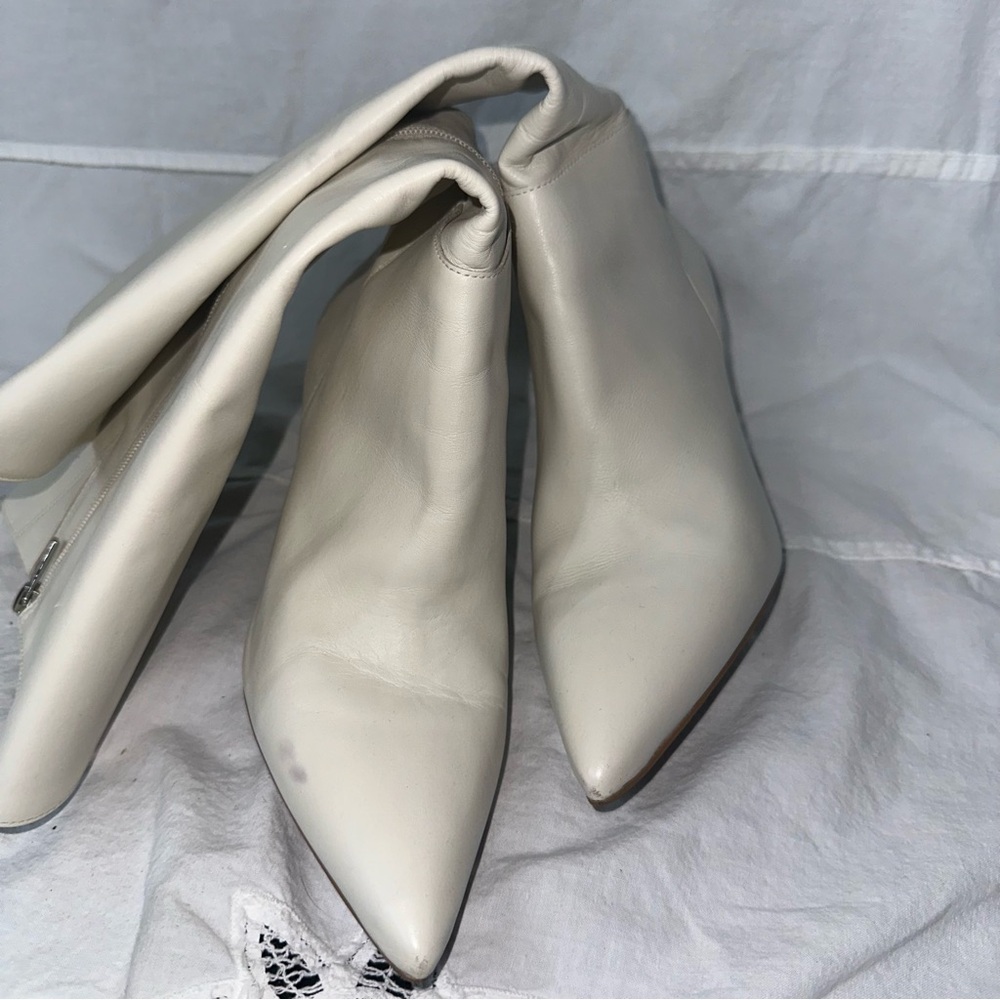 Rare Find Vince Camuto 2000’s White Point Toe Knee High Heeled Boots